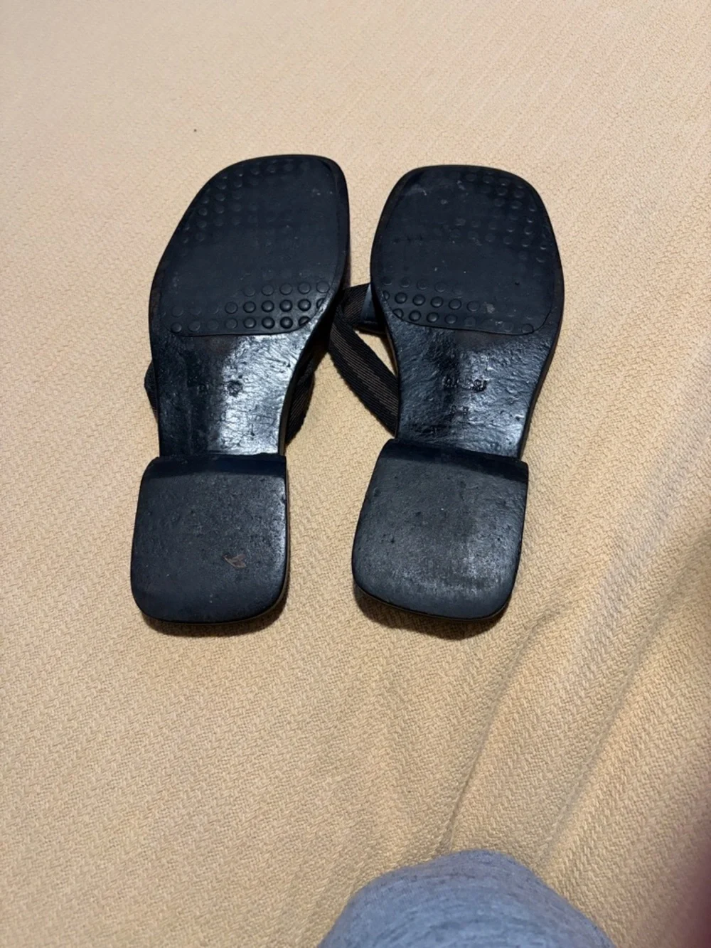 Gucci Black Leather Square-Toe Thong Sandals - Picture 6 of 7
